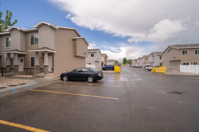 Foto del edificio - Saturn Townhomes