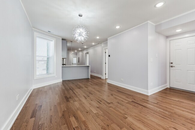 Building Photo - 2550 W Balmoral Ave