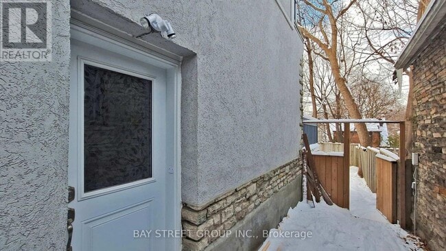 Building Photo - 390 Roehampton Ave