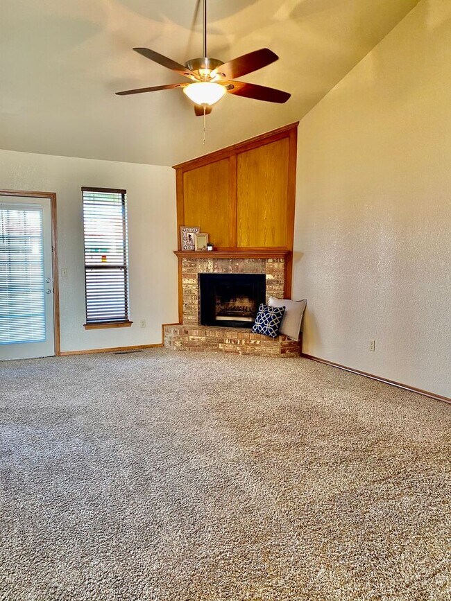 Foto del edificio - FOR LEASE - MOORE SCHOOL DISTRICT