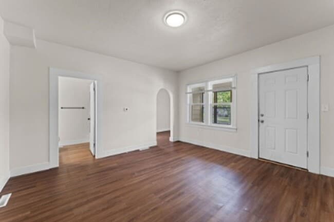 Building Photo - 503 W 5th Ave