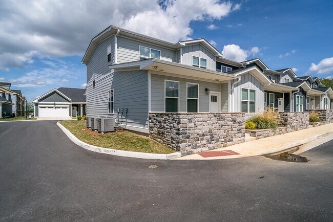 Building Photo - 1528 Crownpoint Dr