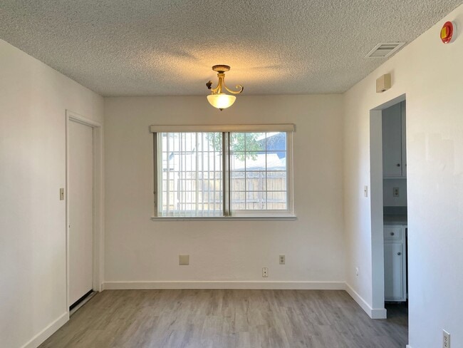 Building Photo - Refreshed 3 bed/1 bath Foothills Farms Home