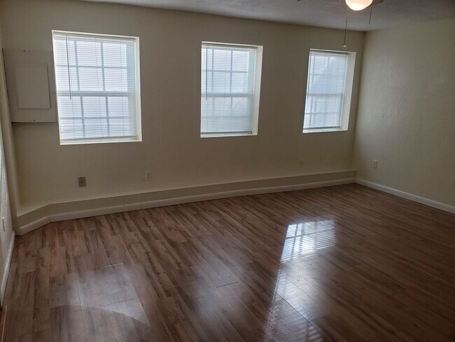 Foto del edificio - 1118 Hillcrest Court