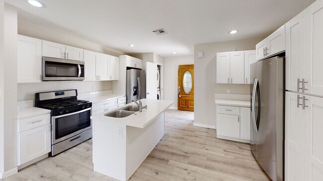 Foto del edificio - Renovated! 8BD/4BA with POOL!! (Lease Out ...