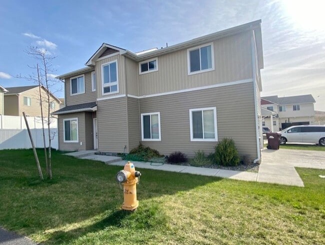 Building Photo - Stylish Comfort in the Heart of Pullman