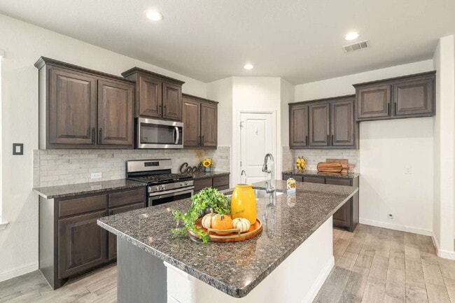 Building Photo - Modern Elegance Meets Everyday Comfort in ...