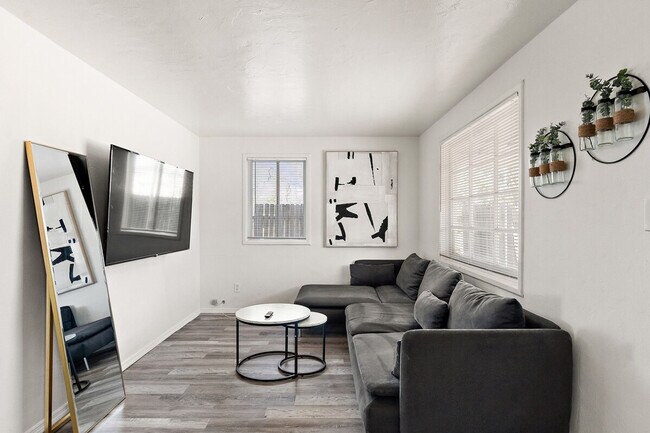 Building Photo - 704 W Main St