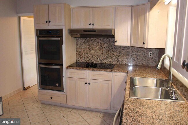 Foto del edificio - 3720 Woodland Cir