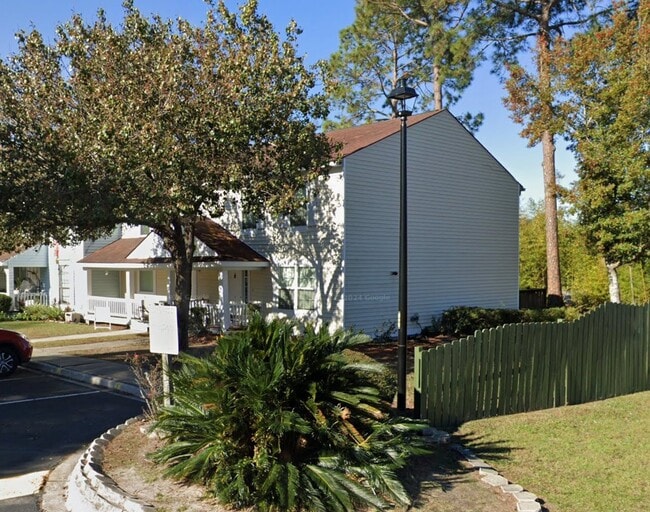 Building Photo - 912 Pineland Ave