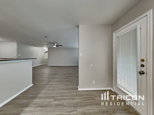 Foto del edificio - 227 Rock Springs Dr