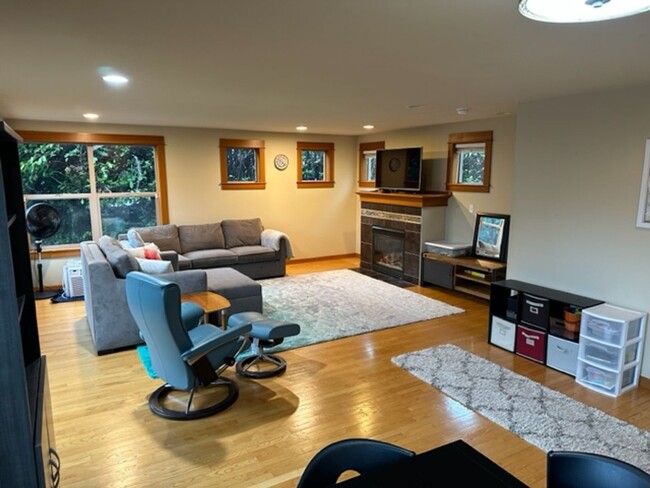 Building Photo - Location Location Location! This huge 3bd ...