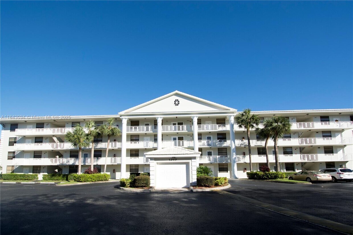 Foto principal - 1717 Whitehall Dr