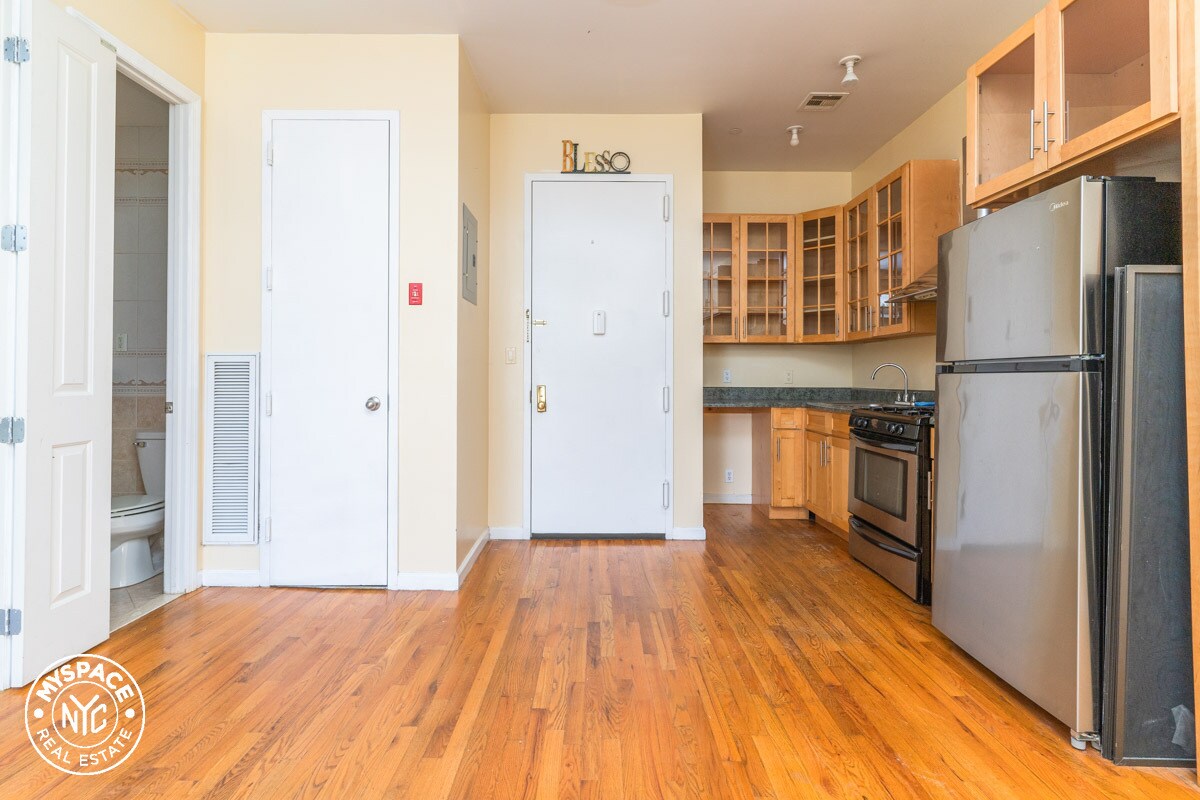 Primary Photo - 1464 Bushwick Ave