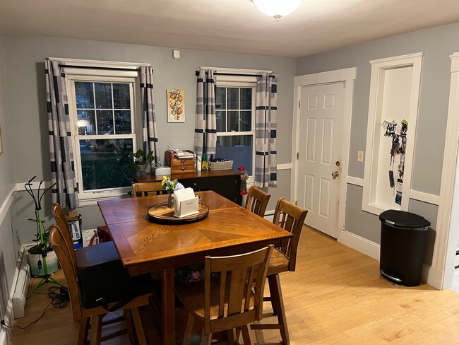 Large dinning room - 101 Elm St