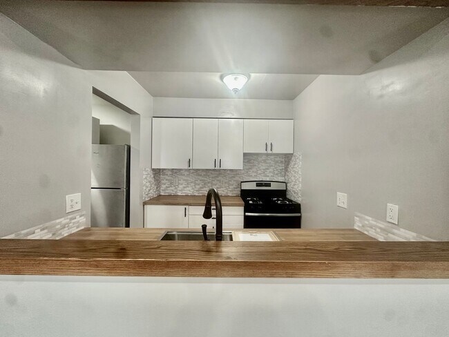 Foto del edificio - Open-Concept 3BR Condo with Finished Basement in Canton