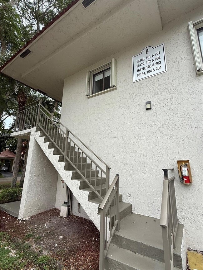 Foto del edificio - 16184 Laurel Dr