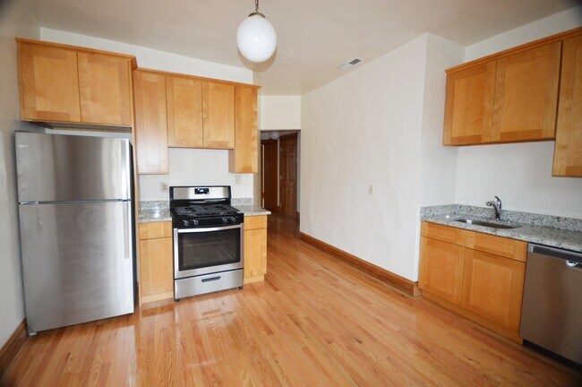 Building Photo - 852 W Waveland Ave