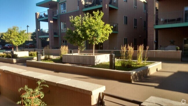 Building Photo - 1053 W Century Dr