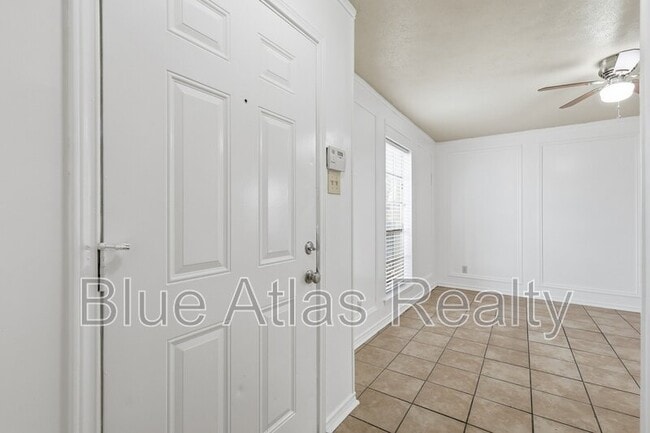 Building Photo - 704 Skyline Dr