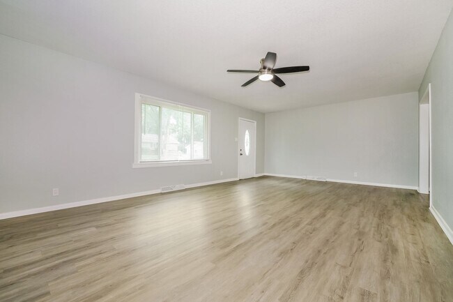 Building Photo - 3 BR / 2.5BA | Updated Single Family Home | 2-Car Garage Parking | Private backyard!