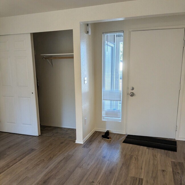 Armario y entrada - 9127 Meridian Pl NE