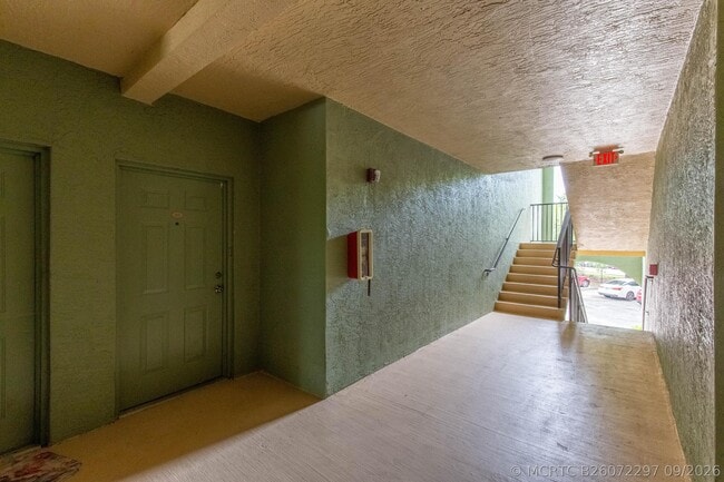 Building Photo - 350 Crestwood Cir
