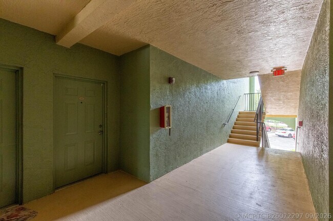 Building Photo - 350 Crestwood Cir
