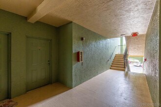 Building Photo - 350 Crestwood Cir