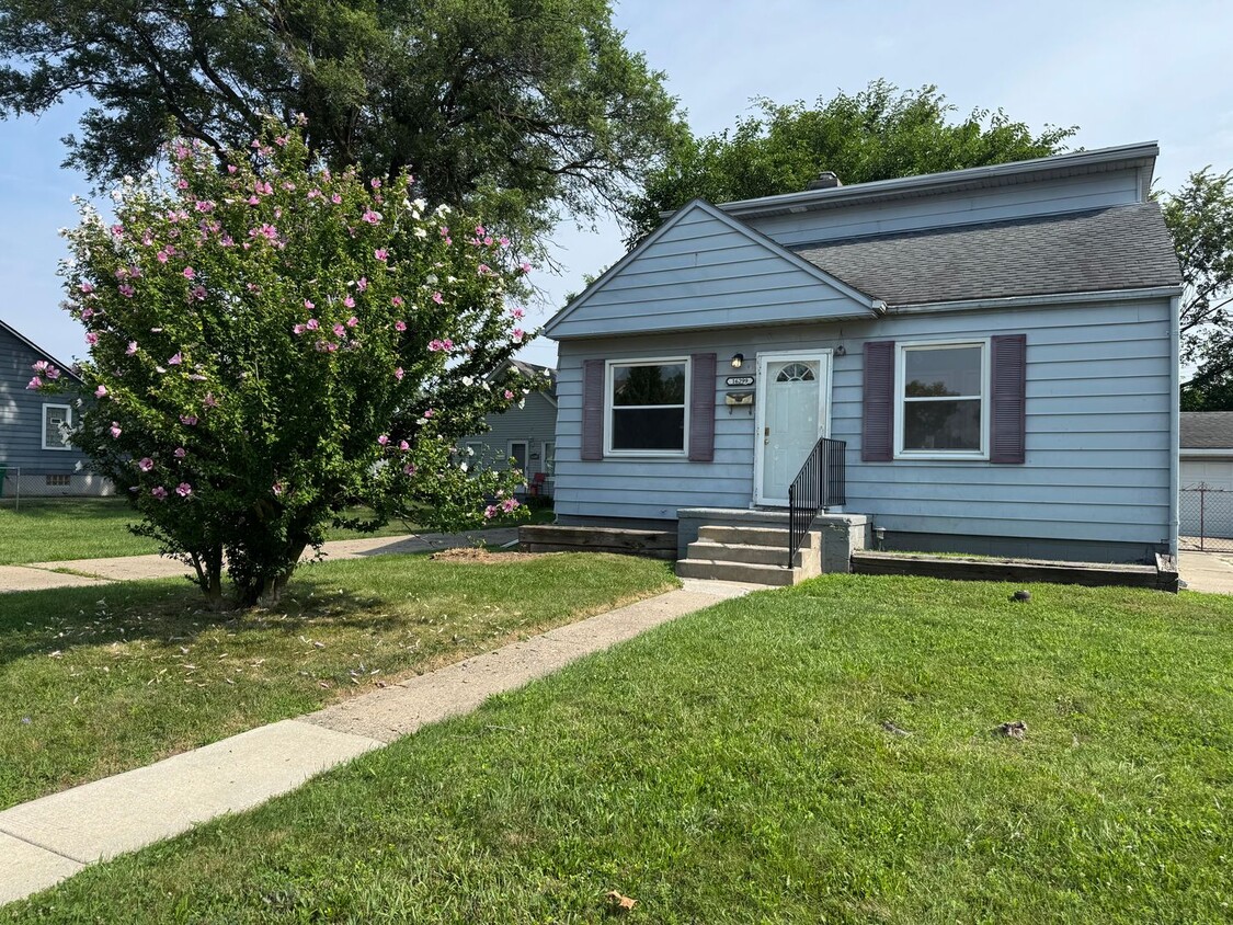 Primary Photo - Gorgeous 3 bed 2 bath Eastpointe bungalow ...