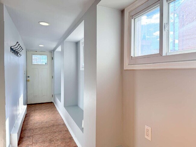 Foto del edificio - Move in ready, spacious, 4 bedroom, 3 bath single-family home available for rent in Hackensack, NJ.