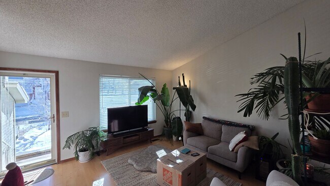 Foto del edificio - Fantastic 4BR, 3.5BA! Deck, FP, great yard, location!! (Regal)