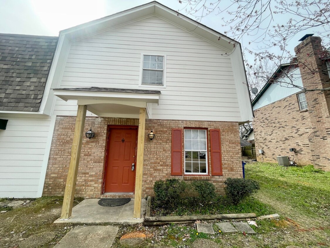 Foto principal - 3 Bed Town Home in North East Jackson!