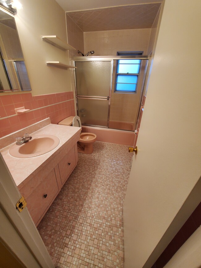 Clean Bathroom - 48 2nd St