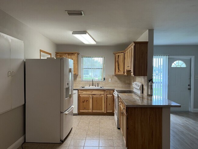 Building Photo - 3 bed - 1 bath on a corner lot