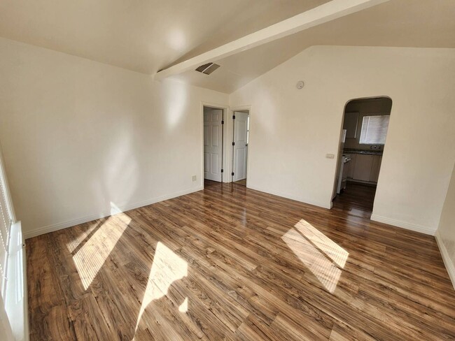 Building Photo - 6554 El Rey Ave