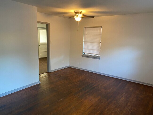 Building Photo - Sunset Acres Beauty