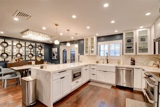 Building Photo - 626 Tam O Shanter