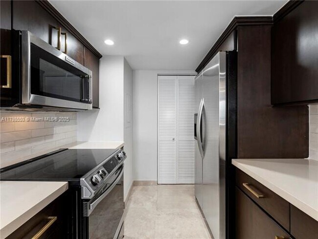 Building Photo - 1717 N Bayshore Dr