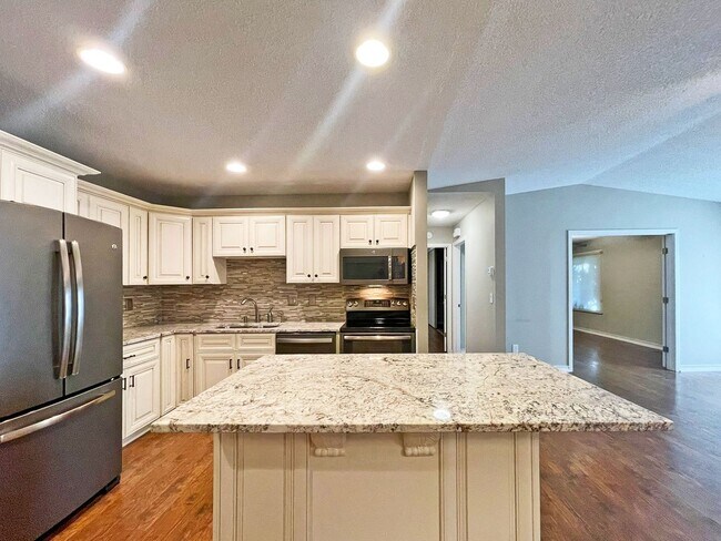 Foto del edificio - Luxury One-Level End-Unit Townhome, Vaulte...