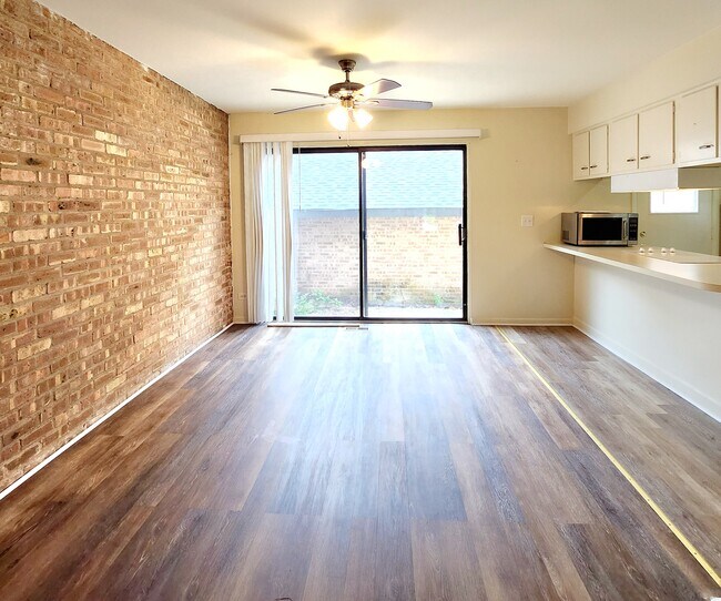 Foto del edificio - Spacious 3bed 1.5 bath Townhome in Barring...