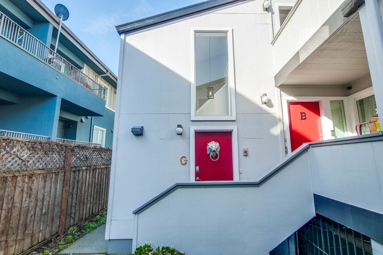 Primary Photo - Remodeled 2 Bed 2 Bath Modern Condo with B...