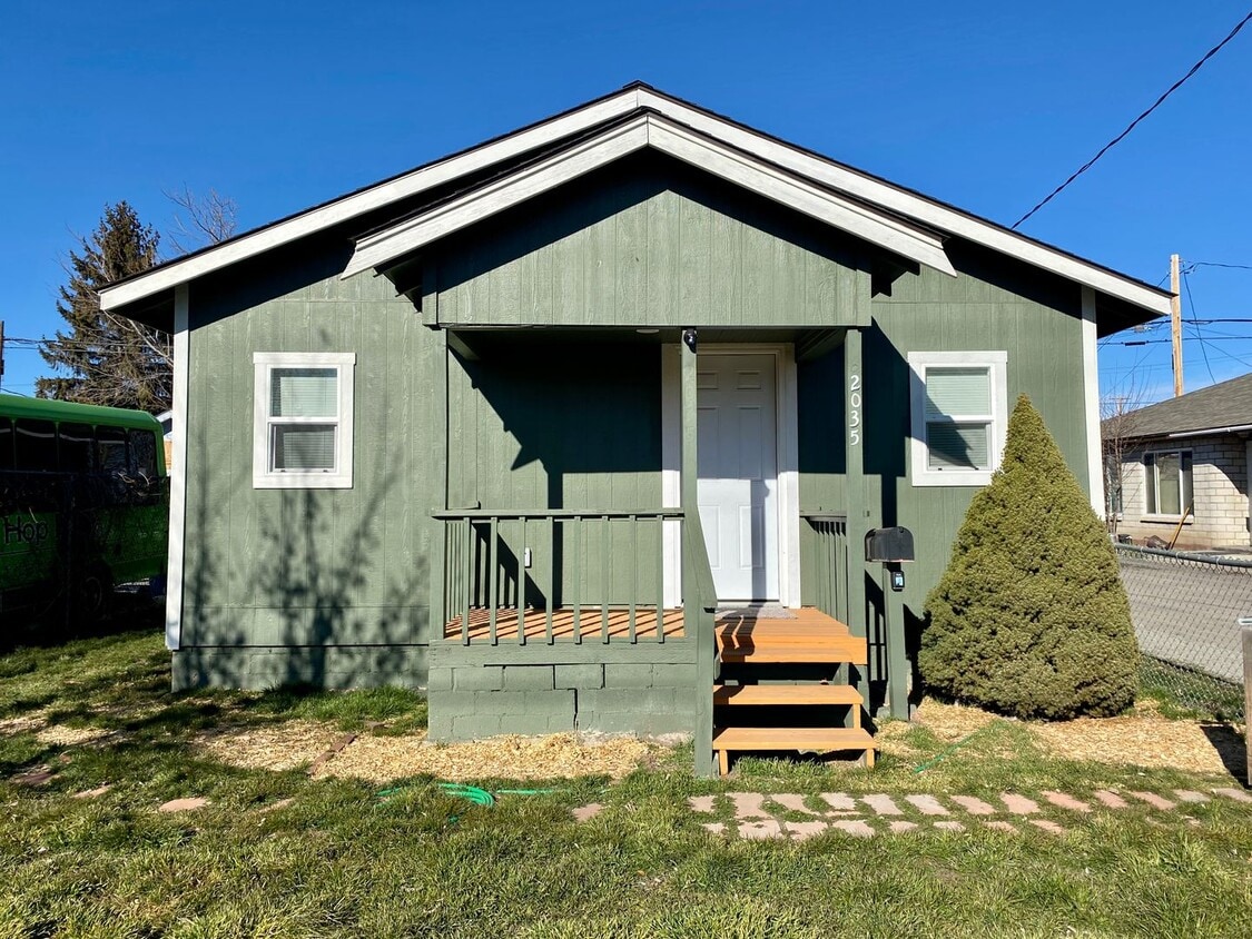 Primary Photo - Renovated 2bdrm, 1 bath house