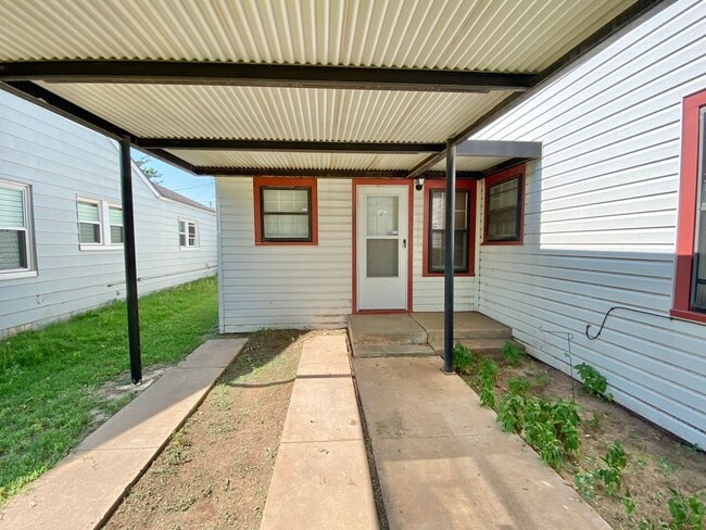 Building Photo - Full 1 bed 1 bath 1 living room/kitchen available now