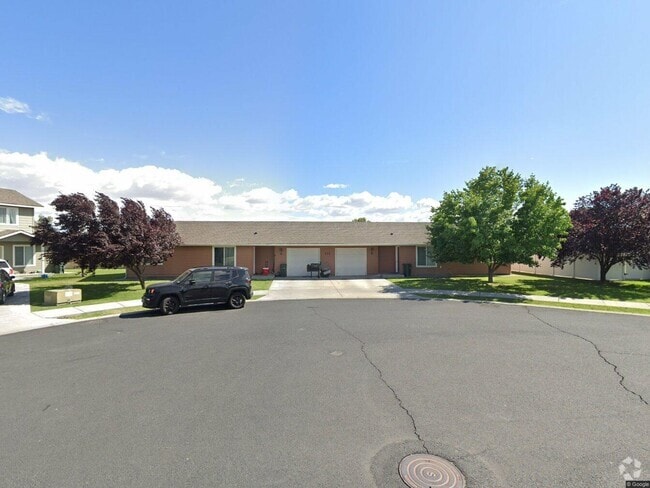 Building Photo - 626 NE Willow Ct