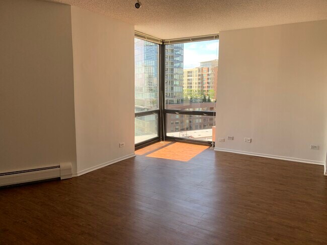 Building Photo - 1120 N La Salle St