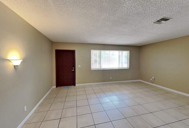 Foto del edificio - 5537 Primrose Ln