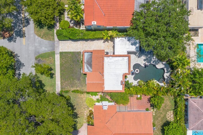 Building Photo - 604 Alcazar Ave