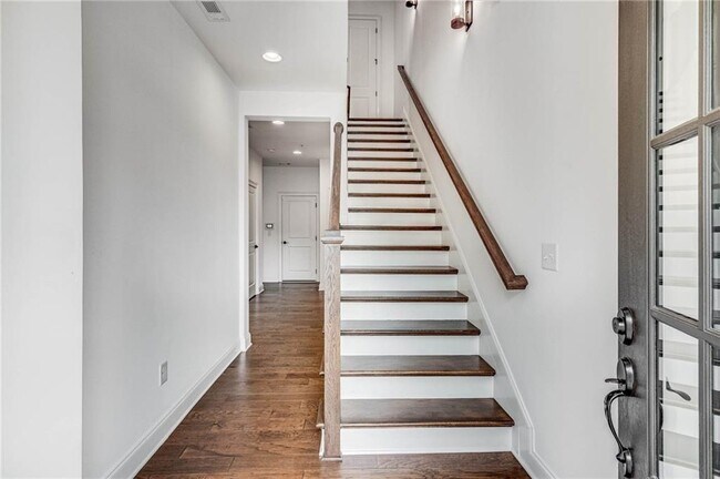 Building Photo - 6562 Beacon Dr