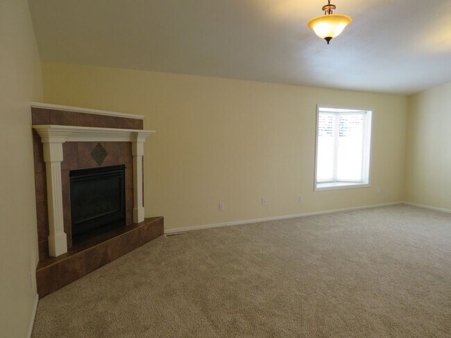 Foto del edificio - 5 Bed/ 3 Bath/ 3 Car Garage Gorgeous Executive Home in Coveted Castlewood Subdivision